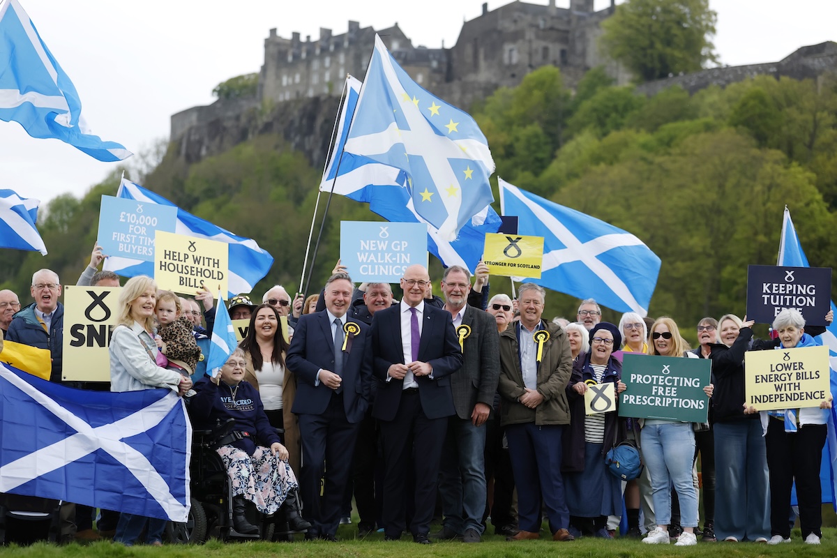 Il primo ministro scozzese John Swinney insieme ad altri candidati dell'SNP durante un evento elettorale a Stirling, in Scozia, il 1° maggio 