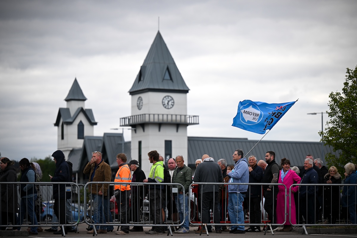 Sostenitori di Reform UK a un comizio a Merthyr Tydfil, in Galles, il 5 maggio