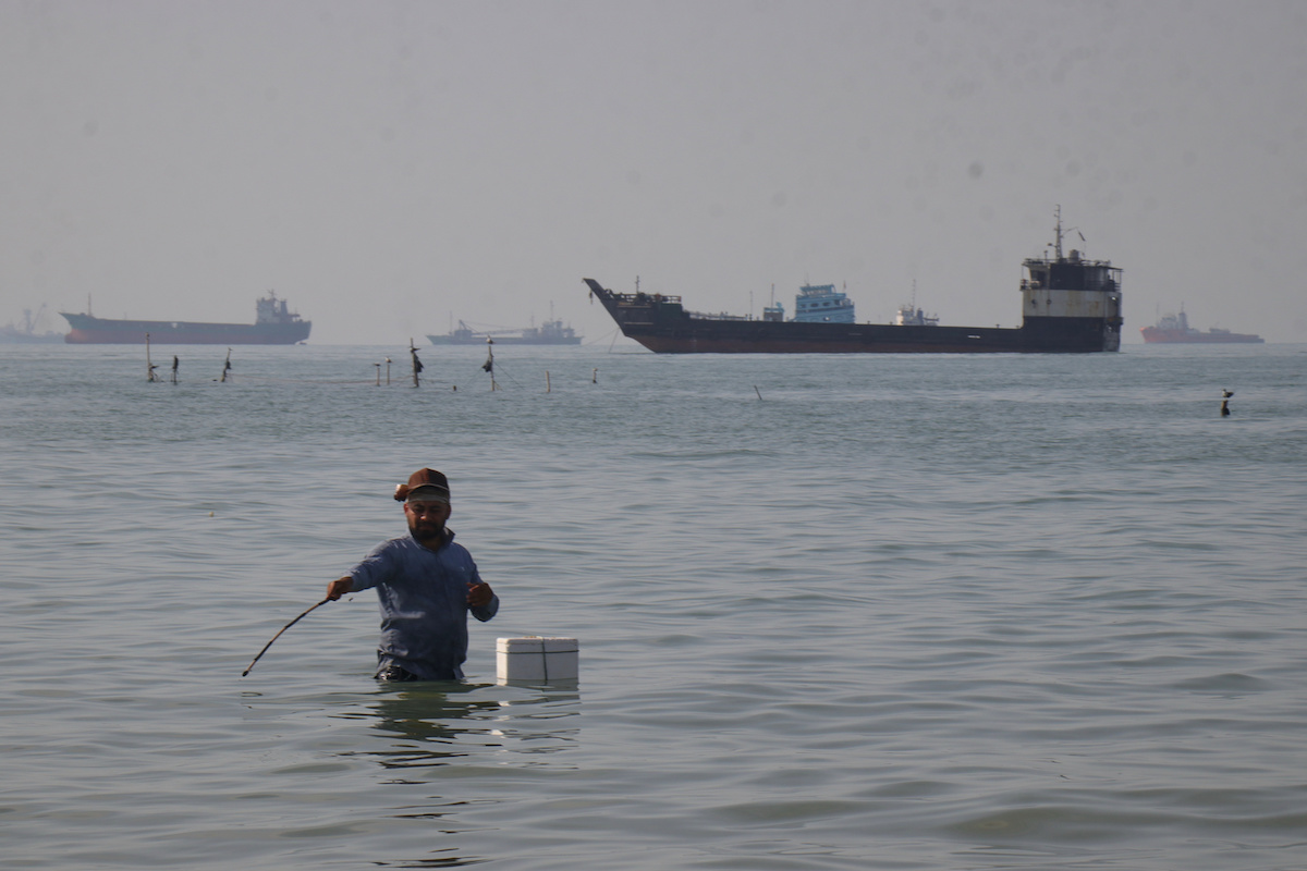 Navi nello stretto di Hormuz, 27 aprile 2026(Razieh Poudat/ISNA via AP)