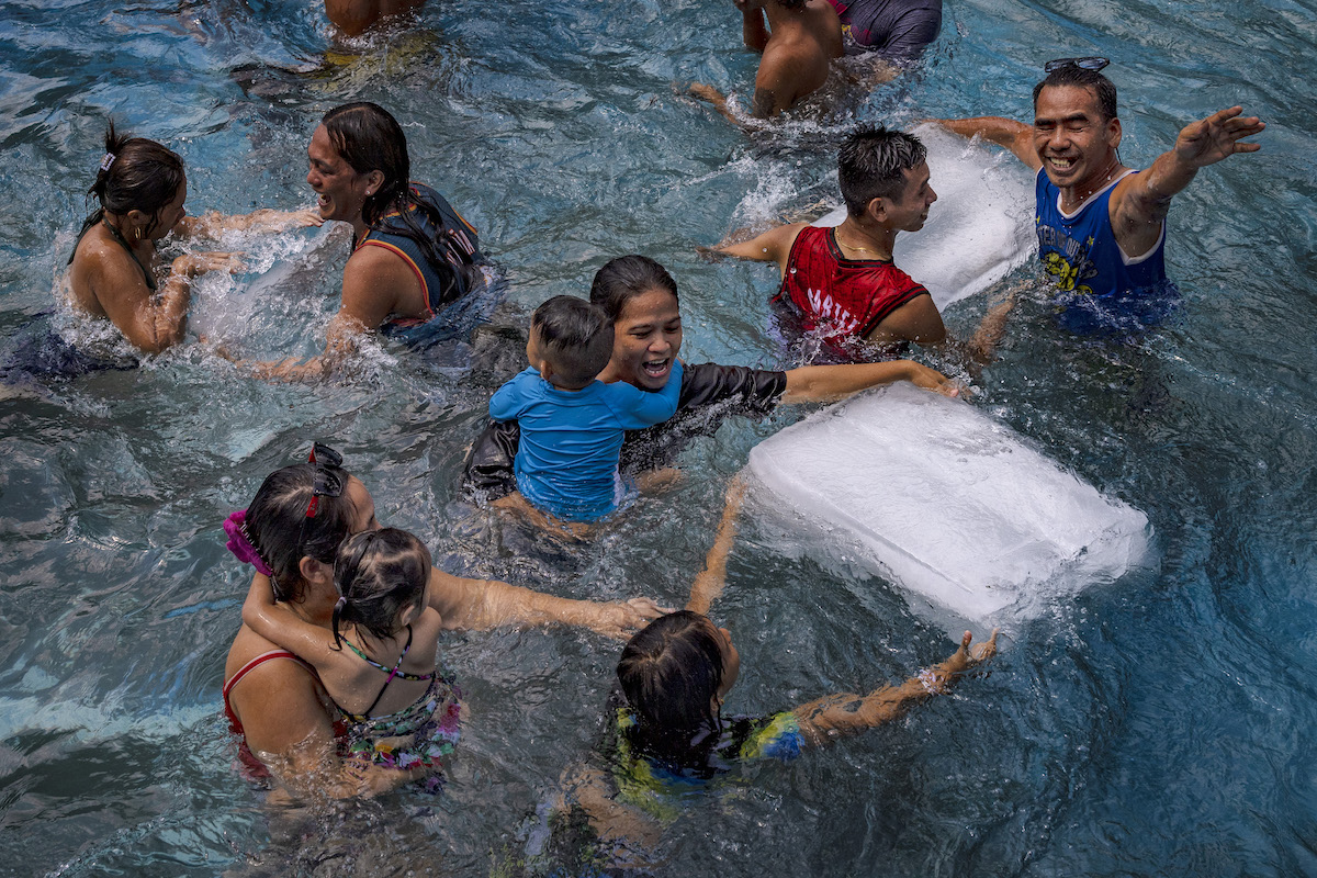 Una piscina pubblica raffreddata con grandi blocchi di ghiaccio a Marilao, nelle Filippine, 4 maggio 2026 (Ezra Acayan/Getty Images)