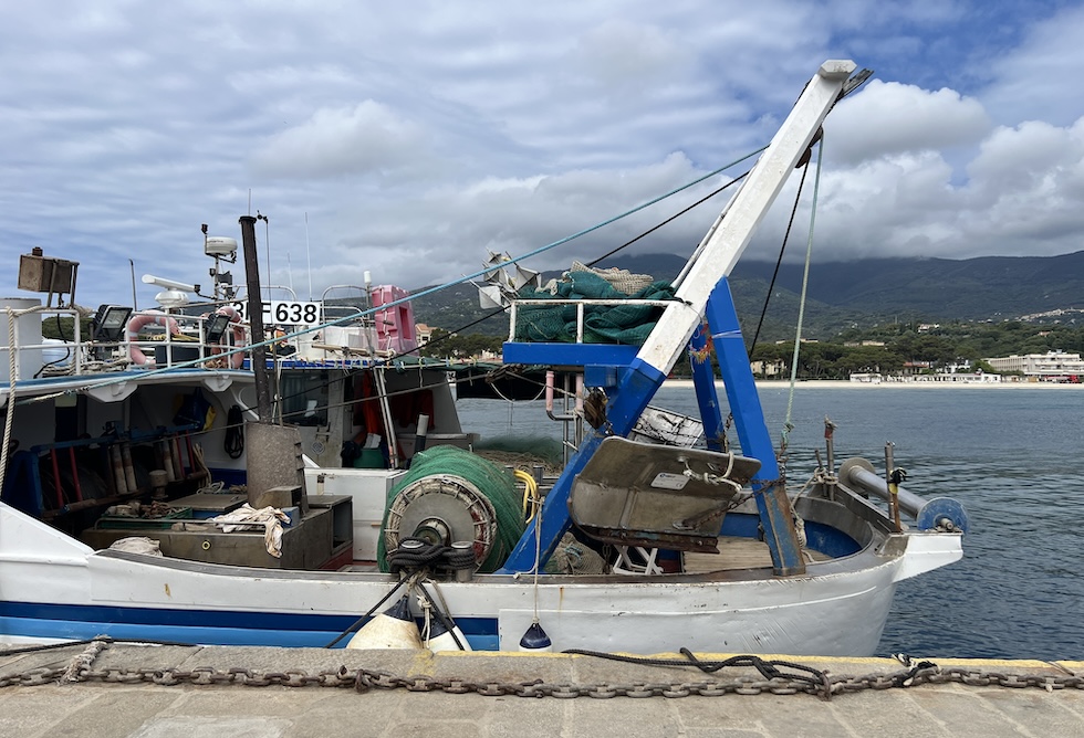 Un piccolo peschereccio nel porto di Marina di Campo, all'isola d'Elb
