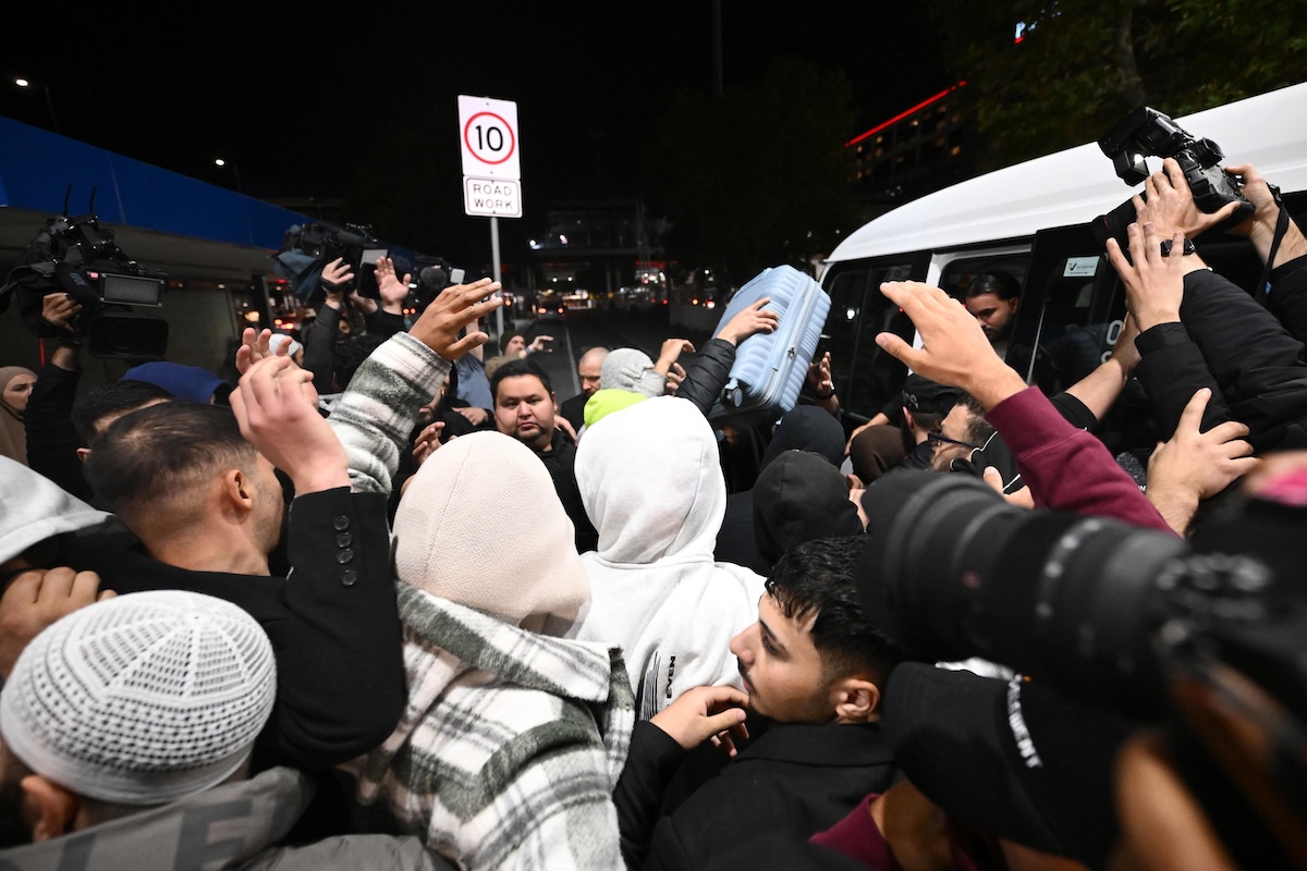 In Australia sono state arrestate tre donne legate all’ISIS, rientrate nel paese dopo anni di prigionia in Siria