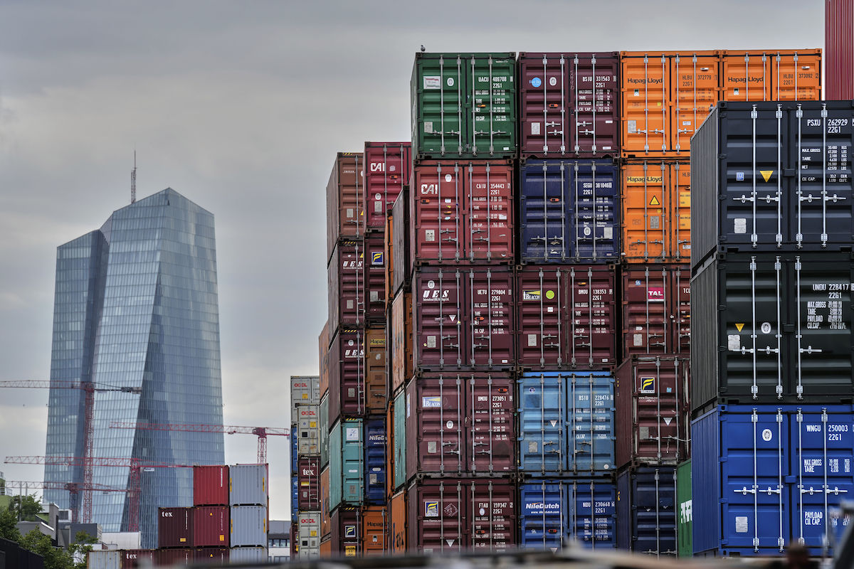 Container impilati davanti alla sede della Banca Centrale Europea a Francoforte, maggio 2025 (AP Photo/Michael Probst)