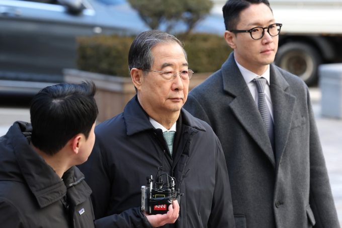 È stata ridotta la pena dell’ex primo ministro sudcoreano Han Duck-soo, condannato per aver favorito l’imposizione della legge marziale