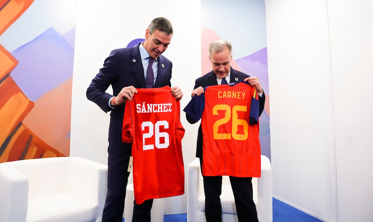 Mark Carney (a destra) insieme al primo ministro spagnolo Pedro Sánchez a Yerevan, il 4 maggio 2026. (AP/The Canadian Press/Sean Kilpatrick)