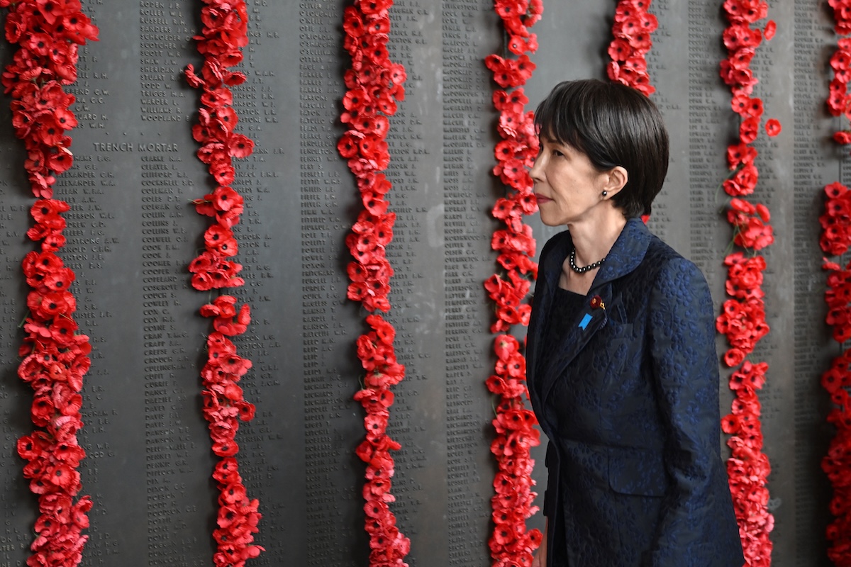 Sanae Takaichi visita un memoriale dei caduti in guerra a Canberra, in Australia, il 4 maggio 