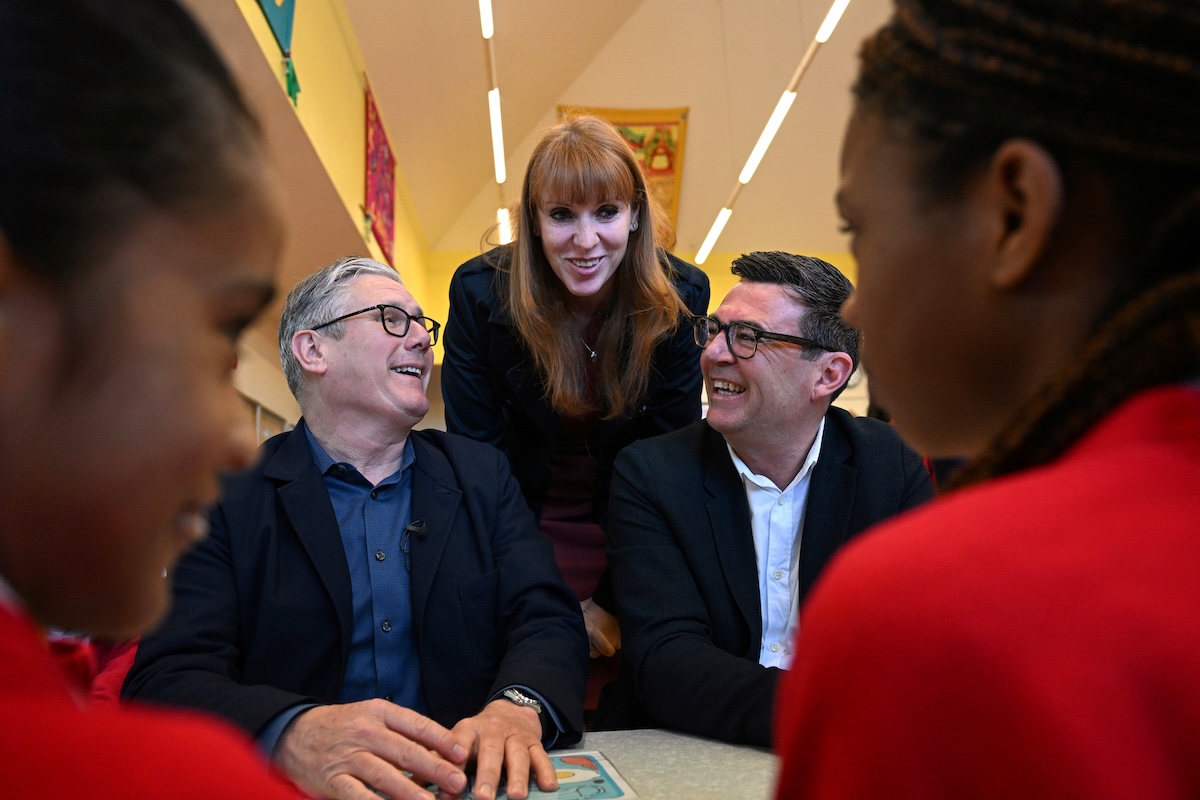 Keir Starmer, Angela Rayner e Andy Burnham durante la visita a una scuola ad Ashton-under-Lyne, in Inghilterra, il 13 aprile