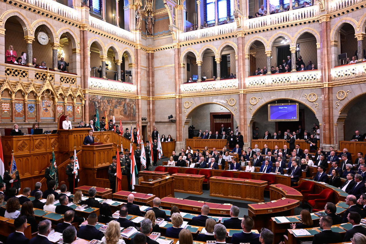 La cerimonia di insediamento del governo di Magyar, 9 maggio 2026 (AP Photo/Denes Erdos)
