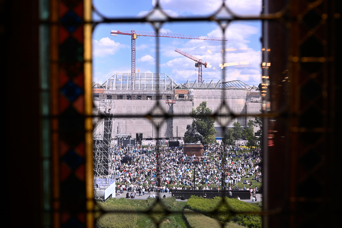 Sostenitori di Magyar fuori dal parlamento per festeggiare il suo insediamento, 9 maggio 2026 (AP Photo/Denes Erdos)