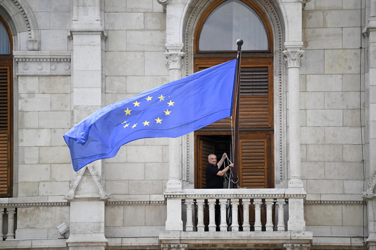 La bandiera europea sulla facciata del parlamento ungherese, 9 maggio 2026 (Ansa)