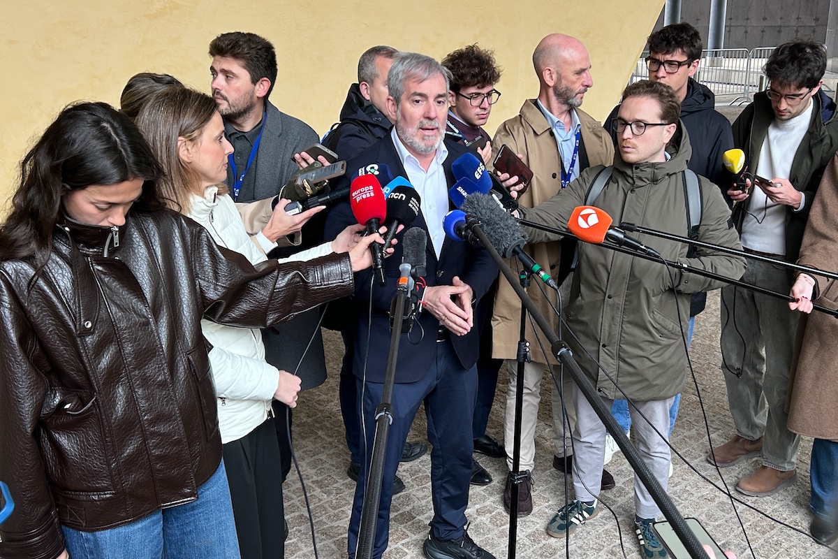 Fernando Clavijo parla davanti ad alcuni giornalisti a Bruxelles, il 6 maggio 2026. (AP Photo/Mark Carlson)