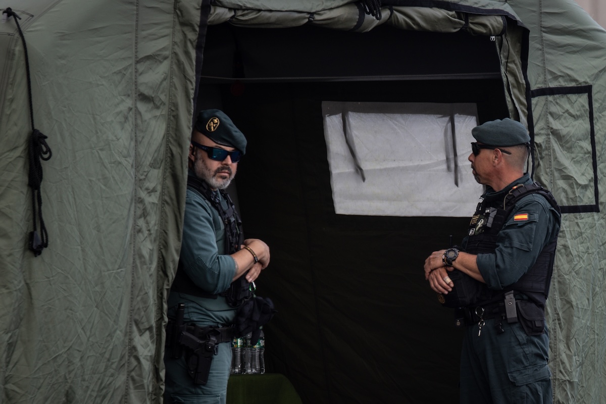 Due membri della Guardia Civile spagnola durante i preparativi per organizzare il trasporto dei passeggeri della Hondius al porto di Granadilla, il 9 maggio 2026 (Getty Images/Chris McGrath)