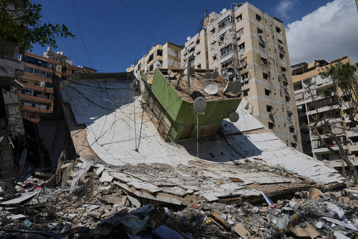 Un palazzo distrutto da un bombardamento israeliano nel sud di Beirut, 6 maggio 2026 (AP Photo/Bilal Hussein)