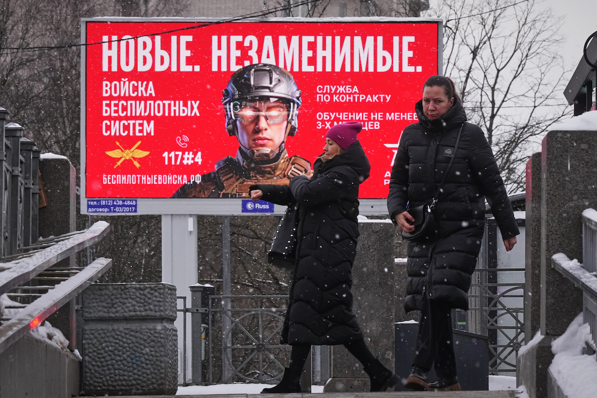 Un cartellone per il reclutamento militare a San Pietroburgo, gennaio 2026 (AP Photo/Dmitri Lovetsky)