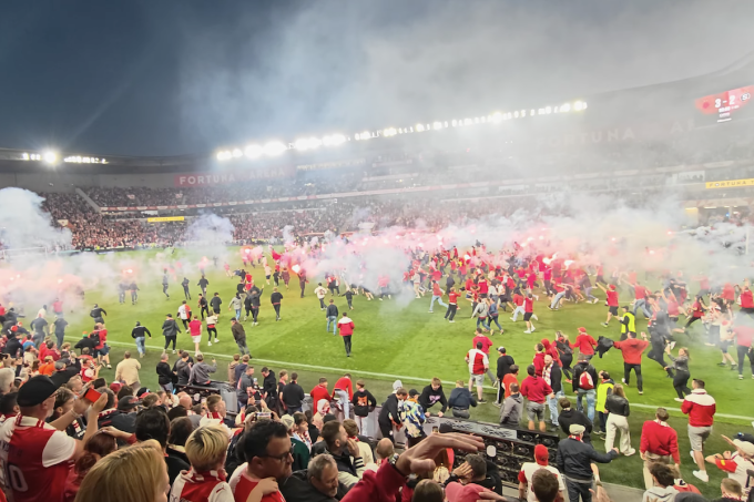 I video del derby di Praga interrotto dall’invasione di campo dei tifosi dello Slavia