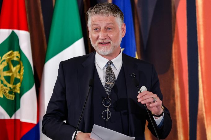 Il ministro della Cultura Alessandro Giuli ha licenziato due importanti collaboratori, scrive il Corriere della Sera