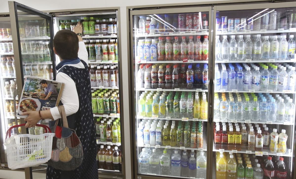 Bottiglie di plastica in un supermercato a Yokohama, in Giappone, nel 2019 (AP Photo/Koji Sasahara)