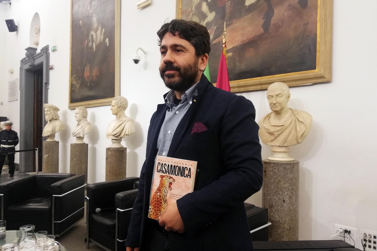 È stata assegnata la scorta al giornalista Nello Trocchia, dopo varie minacce per il suo lavoro sulla criminalità organizzata