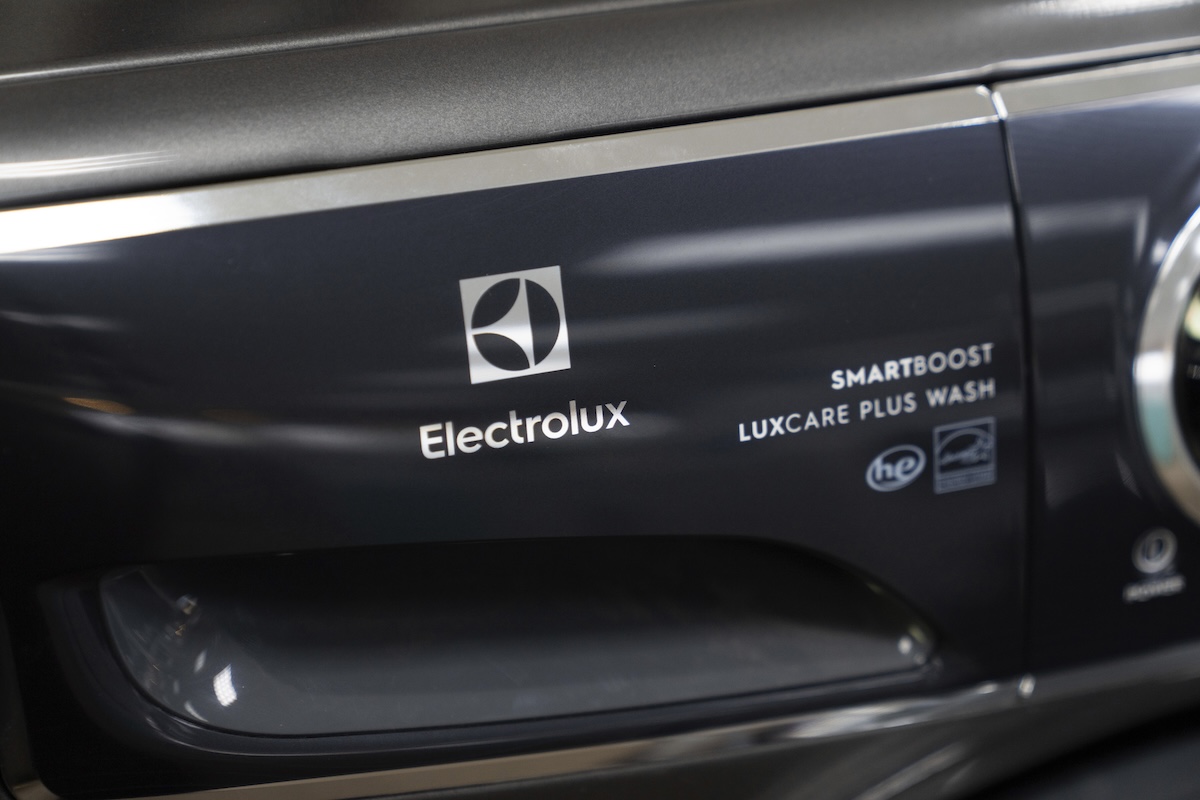 La multinazionale di elettrodomestici Electrolux ha annunciato ai sindacati 1.700 esuberi e la chiusura di uno stabilimento in Italia