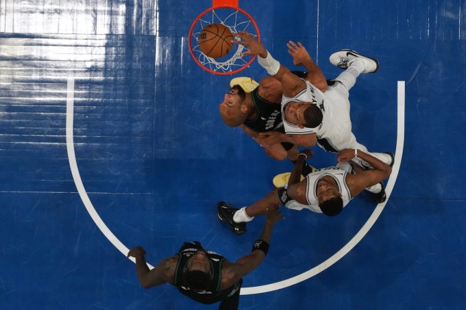 Il video della gomitata di Victor Wembanyama in gara-4 dei playoff NBA