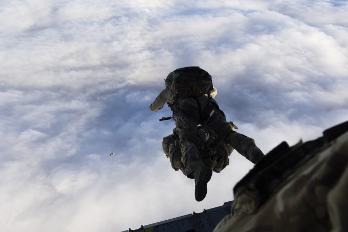 Paracadutare bombole di ossigeno in una delle isole più remote del mondo