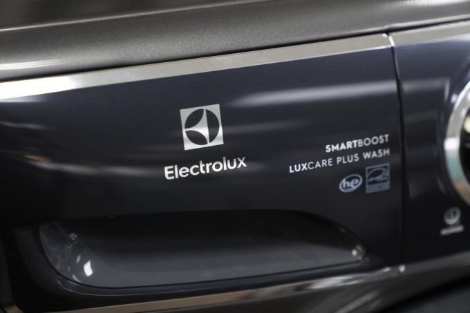 La multinazionale di elettrodomestici Electrolux ha annunciato ai sindacati 1.700 esuberi e la chiusura di uno stabilimento in Italia