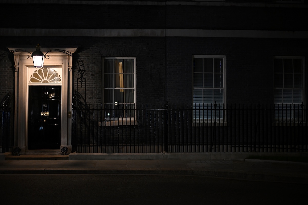 L'esterno del numero 10 di Downing Street a Londra, la residenza del primo ministro britannico, fotografato lunedì sera