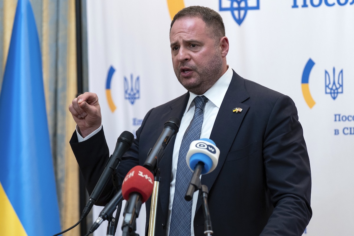 L’ex capo di gabinetto del presidente ucraino Zelensky, Andriy Yermak, è stato accusato di riciclaggio di denaro