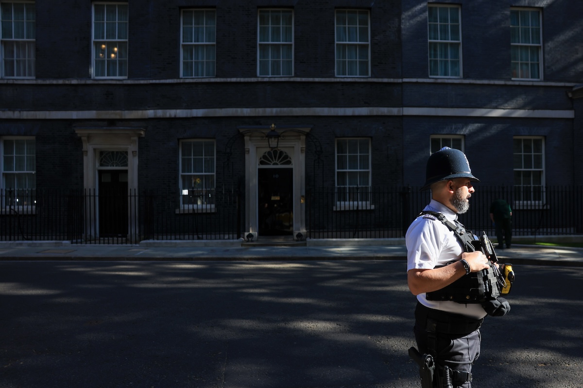 Un poliziotto fuori da Downing Street, la residenza del primo ministro britannico, a Londra, il 12 maggio