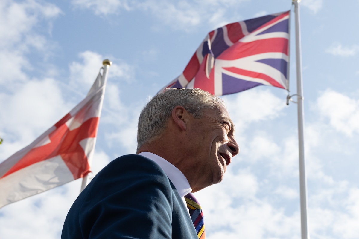 Nigel Farage fuori dal municidio di Romford, in Inghilterra, l'8 maggio