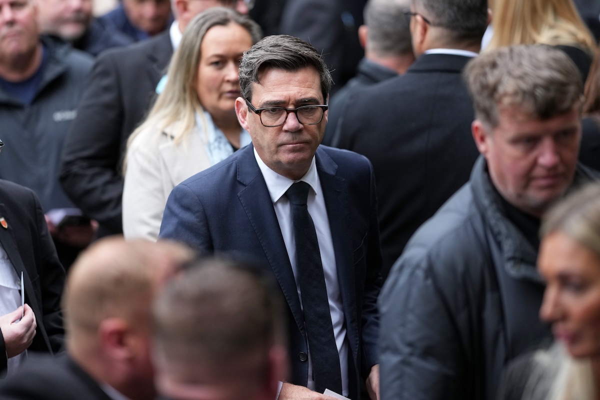 Andy Burnham, per strada a Manchester, in una foto dello scorso autunno