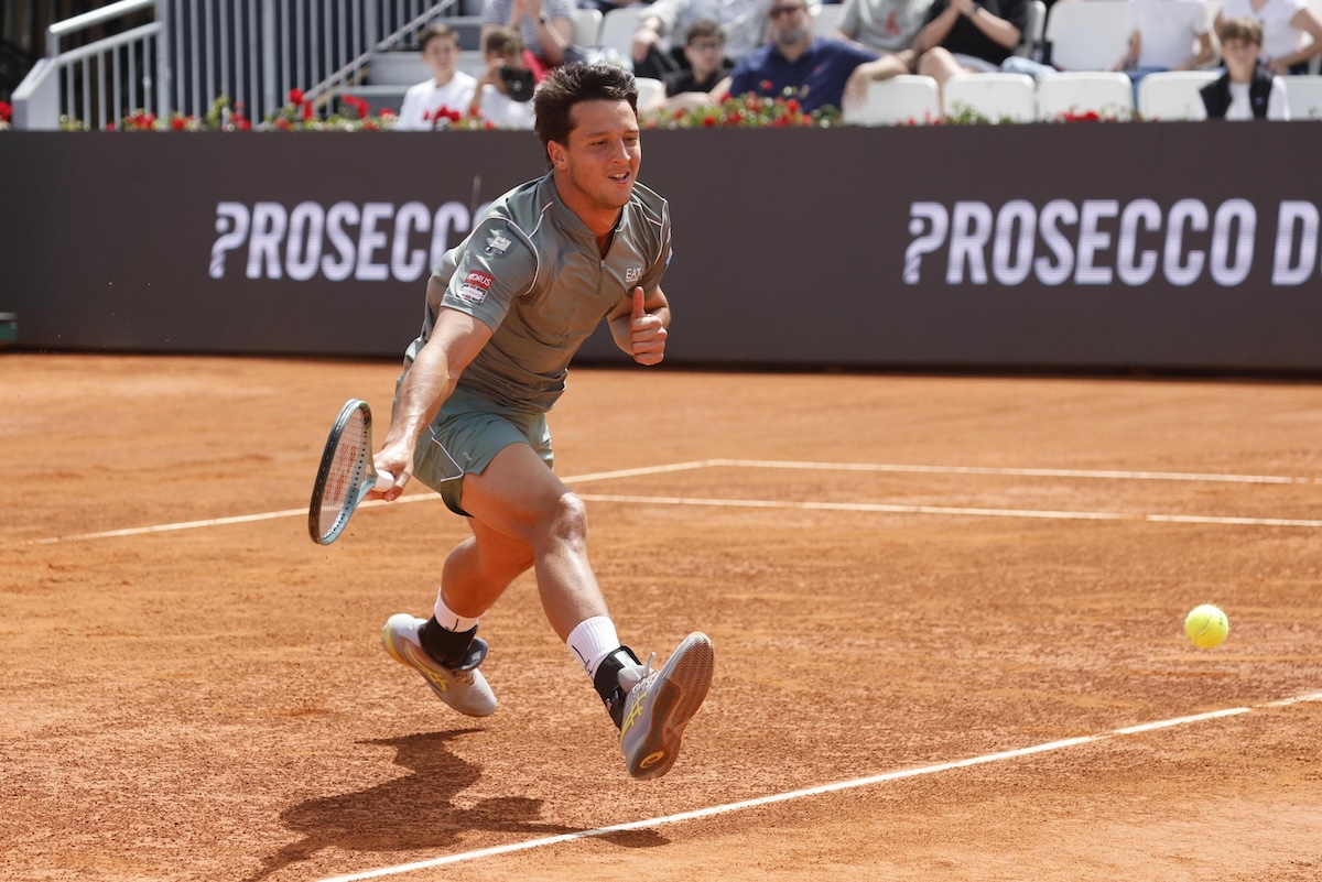 Luciano Darderi ha battuto a sorpresa Alexander Zverev agli ottavi di finale degli Internazionali di Roma di tennis