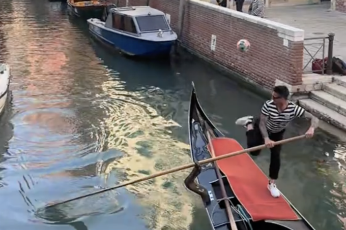 Lo spettacolare colpo di tacco di un gondoliere a Venezia