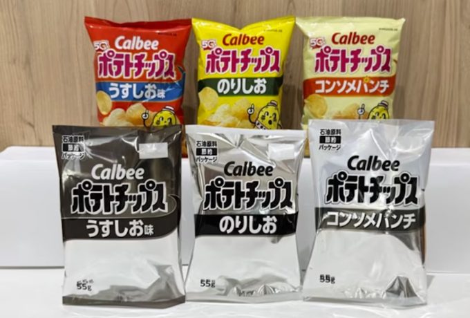Le confezioni di patatine in bianco e nero in Giappone, per via della guerra in Medio Oriente