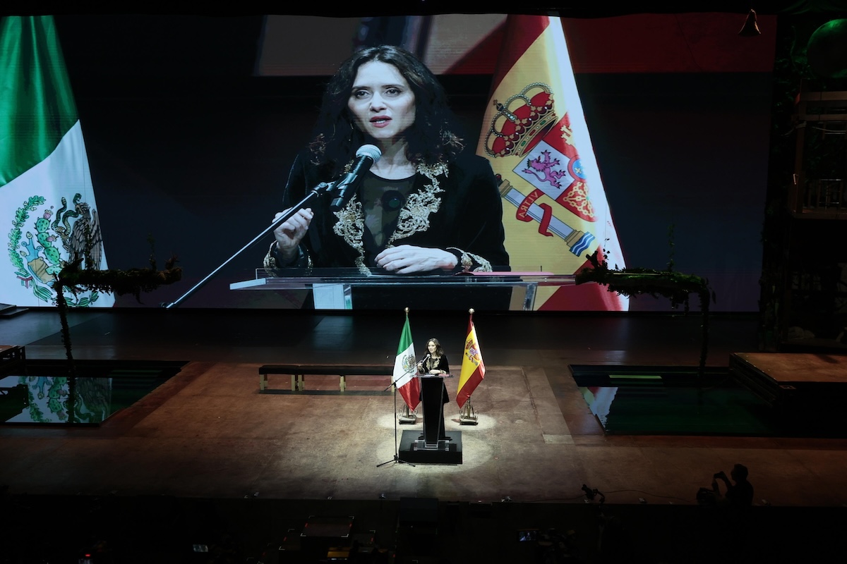 La presidente della comunità di Madrid è andata in Messico, ed è stato un disastro