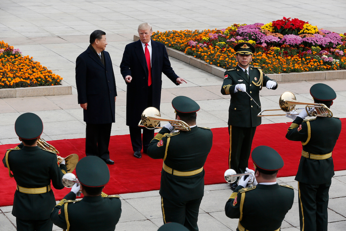 Trump piuttosto soddisfatto durante la visita di stato in Cina del novembre 2017 (AP Photo/Andy Wong, File)