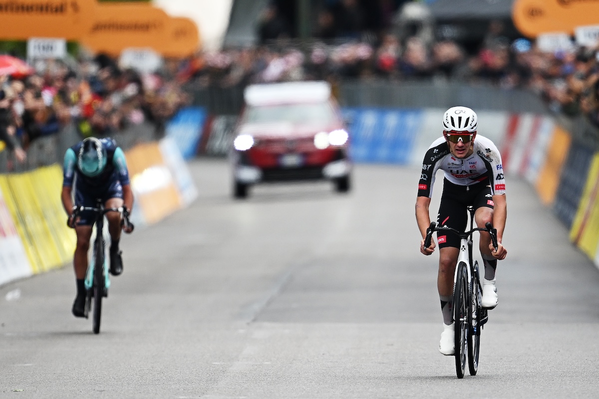 Leggi l'articolo: Cadere, sbagliare strada, ma vincere lo stesso una tappa al Giro d’Italia