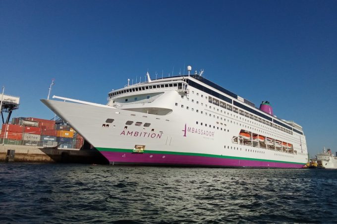 In Francia più di 1.700 persone sono in quarantena su una nave da crociera dopo una morte per una sospetta gastroenterite