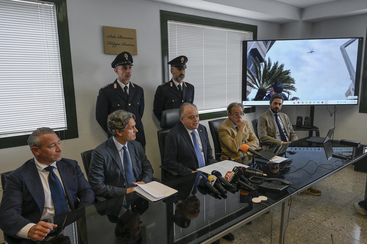 Dieci persone sono state arrestate con l’accusa di aver consultato illegalmente le banche dati dello stato e rivenduto i loro contenuti
