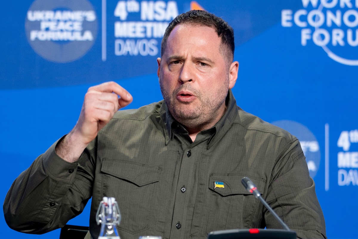 L’ex capo di gabinetto del presidente ucraino Volodymyr Zelensky, Andriy Yermak, è stato arrestato per accuse di riciclaggio