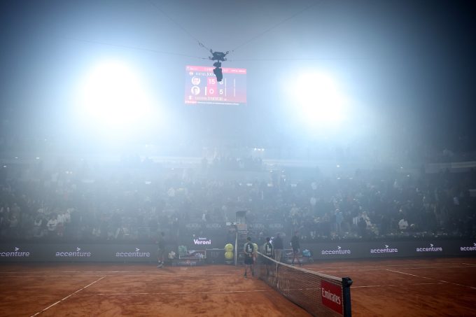 Il fumo dei festeggiamenti per la Coppa Italia che ha interrotto la semifinale degli Internazionali di tennis