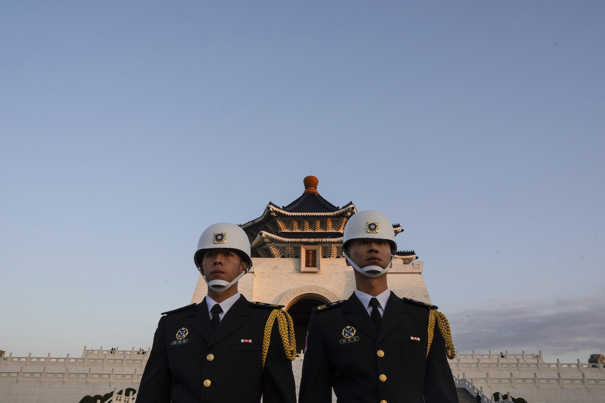 Due guardie davanti al monumento in onore di Chiang Kai-shek a Taipei, Taiwan, 2024 (AP Photo/Louise Delmotte)