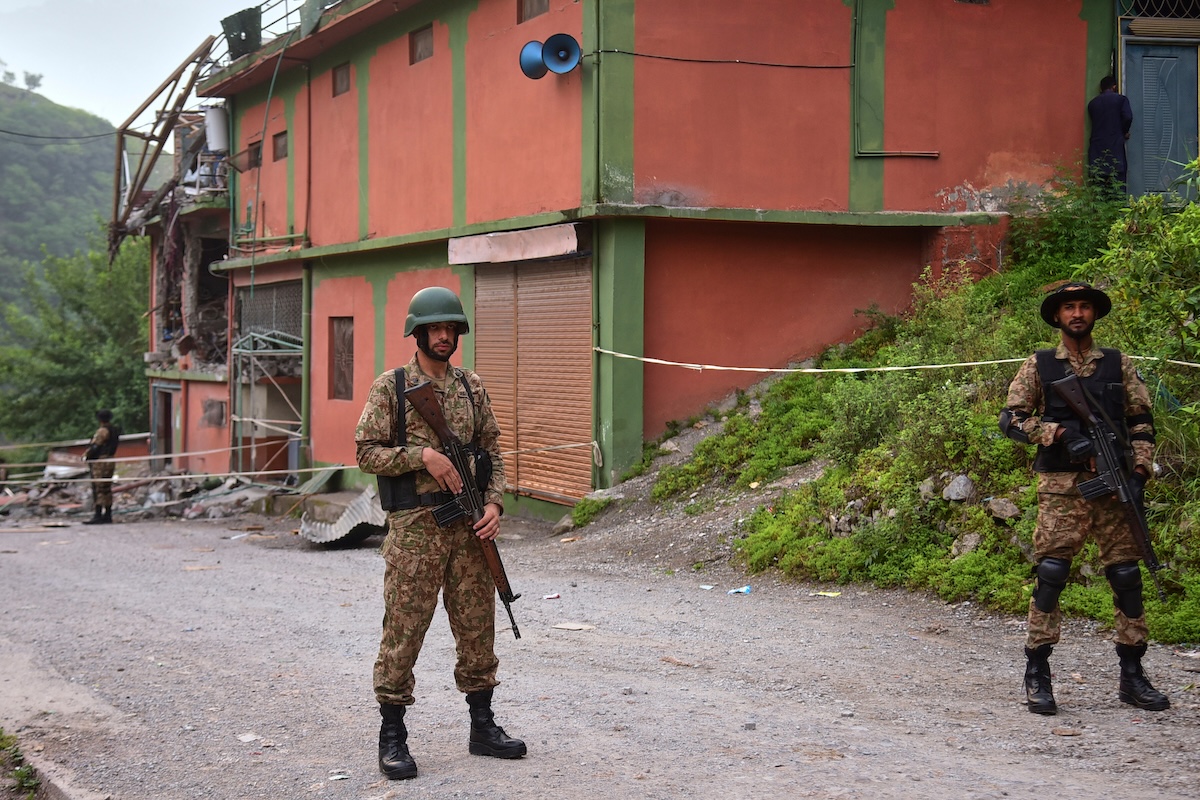 Almeno otto soldati pakistani sono stati uccisi in un attacco a una postazione militare al confine con l’Afghanistan