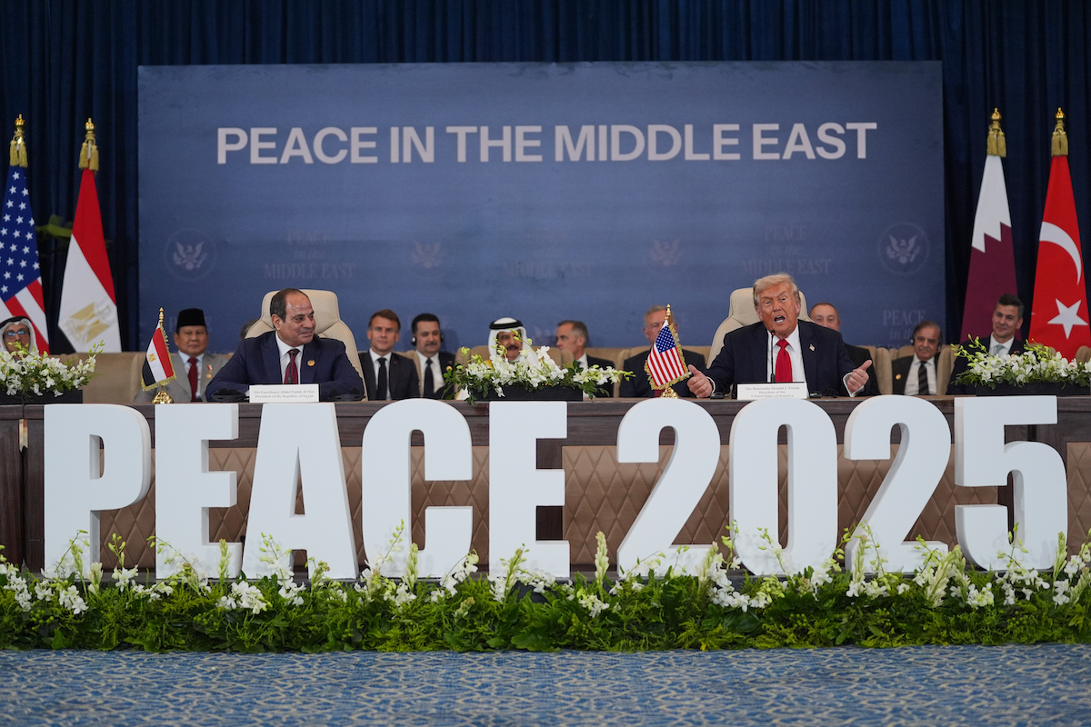 Donald Trump e il presidente egiziano Abdel Fattah al Sisi a un incontro in Egitto per sostenere il cessate il fuoco a Gaza, ottobre 2025 (AP Photo/Evan Vucci)