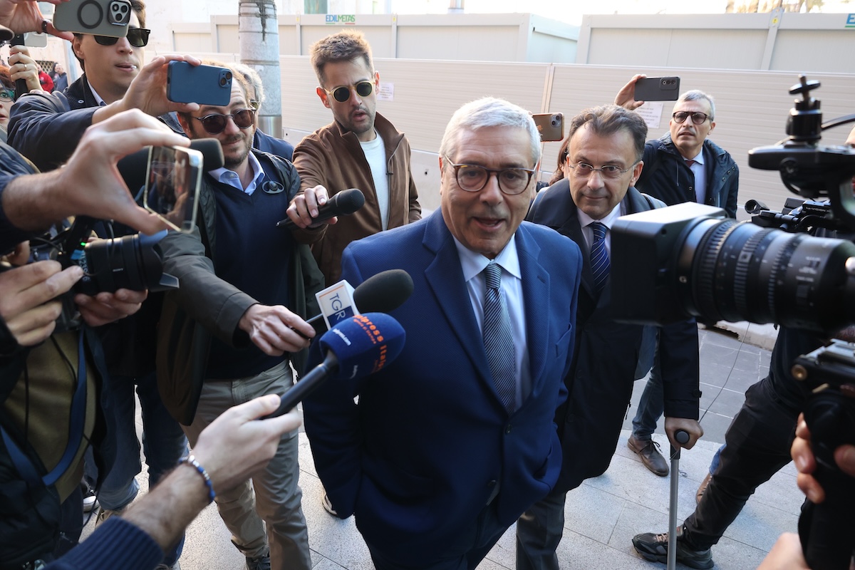 L’ex presidente della Sicilia Totò Cuffaro ha patteggiato una pena di tre anni per il caso di presunta corruzione in cui era coinvolto