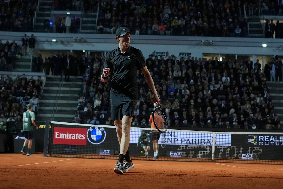 La semifinale fra Jannik Sinner e Daniil Medvedev è stata interrotta per pioggia e rinviata a sabato