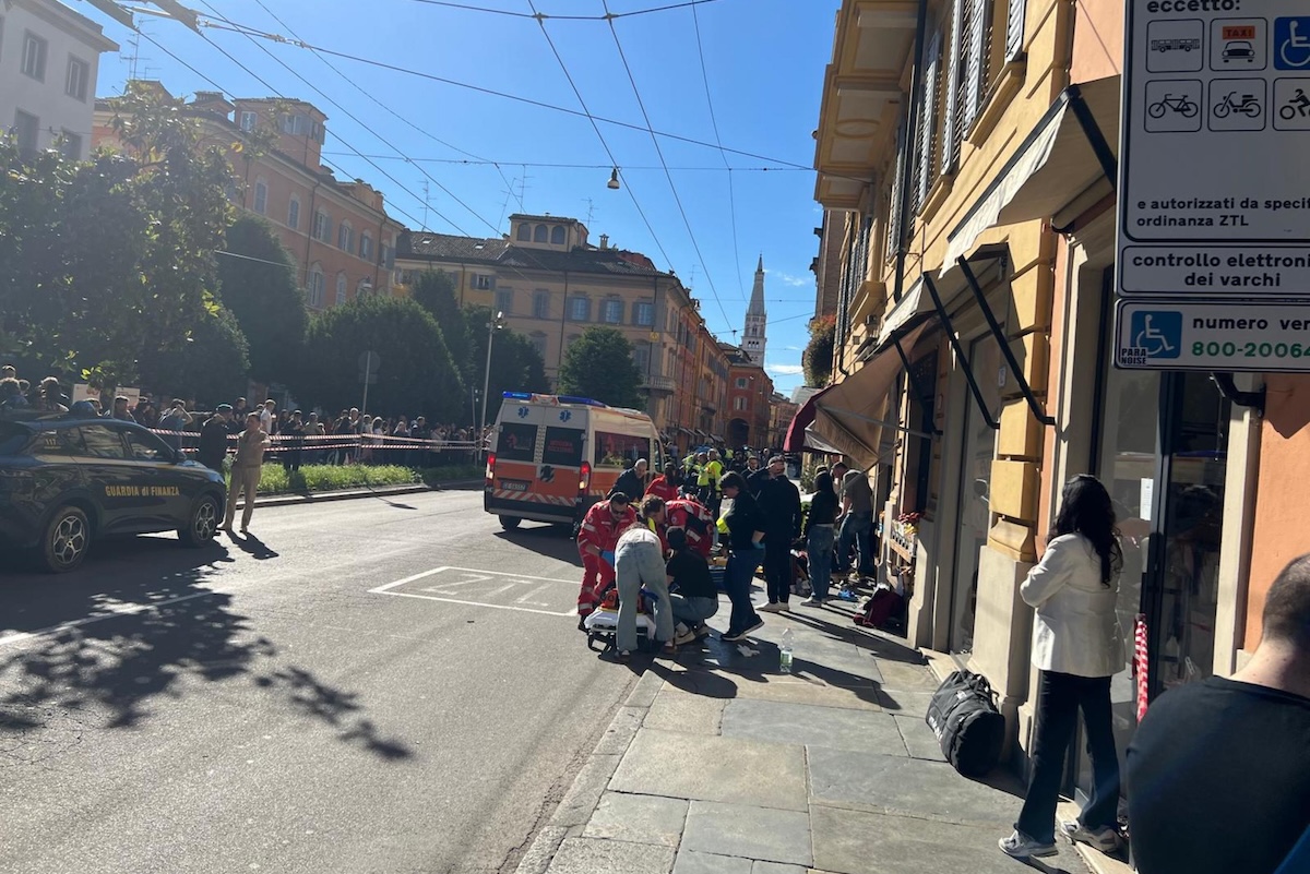 Una persona in auto ha investito decine di pedoni in centro a Modena: ci sono diversi feriti