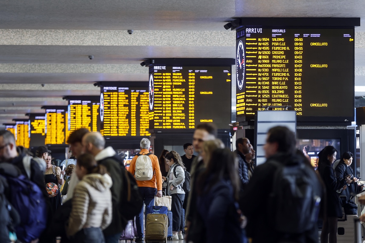 Per lunedì 18 maggio è previsto uno sciopero generale, che potrà riguardare trasporti, sanità e scuole