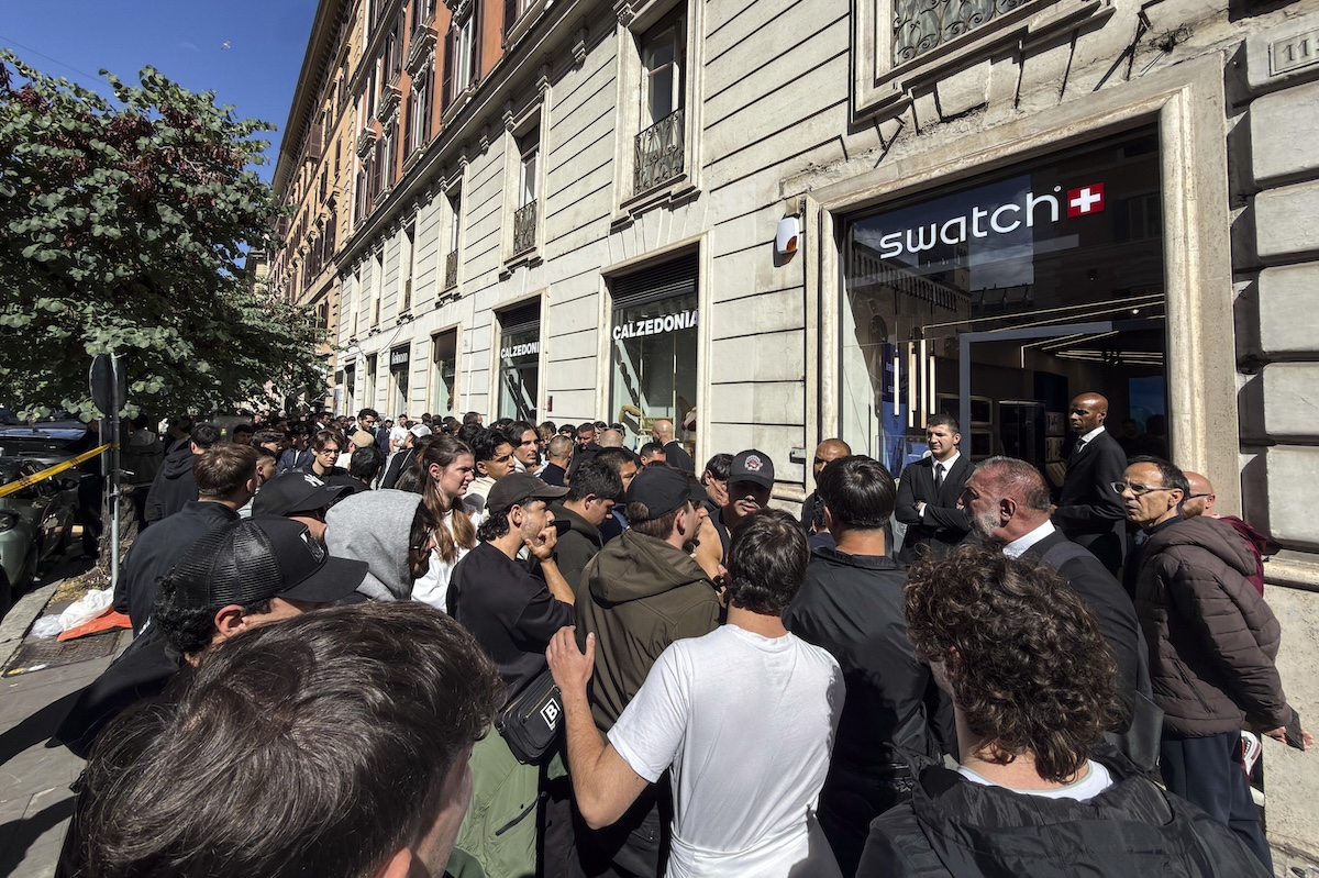 Le lunghe code e i disordini per accaparrarsi uno Swatch speciale
