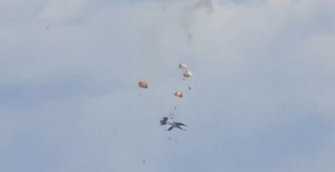 Lo scontro tra due jet militari statunitensi durante uno spettacolo aereo